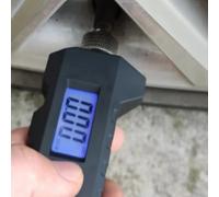 Digitales Reifendruckmesser mit ergonomischem Doppelkopf-Design für reduzierte Ermüdung der Hand bei wiederholtem Gebrauch auf LKWs, Wohnmobilen und kommerziellen Reifen